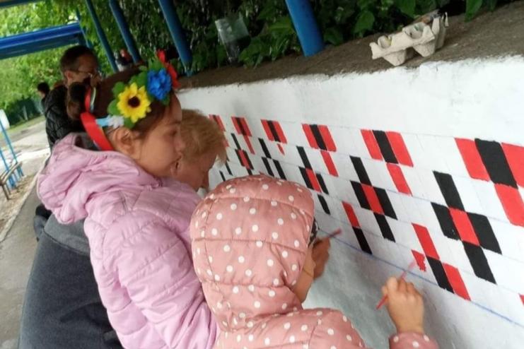 Сарата вбралась у вишиванку до свята