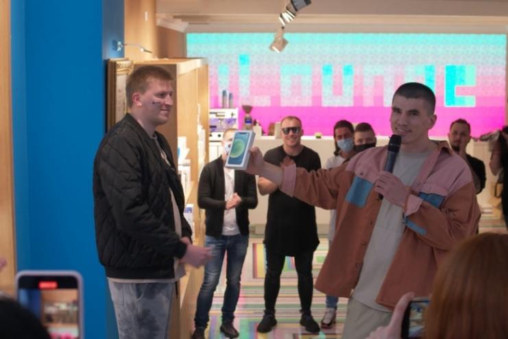Заради айфону чоловік  погодився зробити тату на обличчі