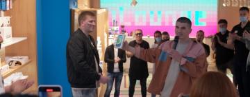 Заради айфону чоловік  погодився зробити тату на обличчі