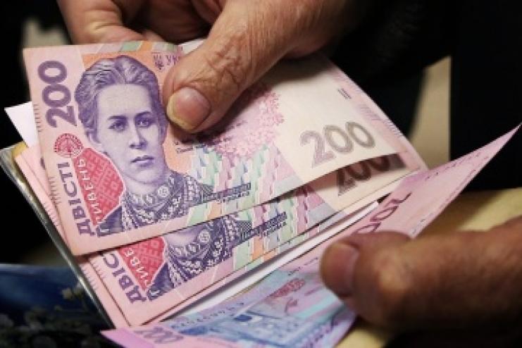 ПЕНСИЮ БУДУТ НОСИТЬ ПОЧТАЛЬОНЫ: КМУ отложил обязательное зачисление пенсий на карты 