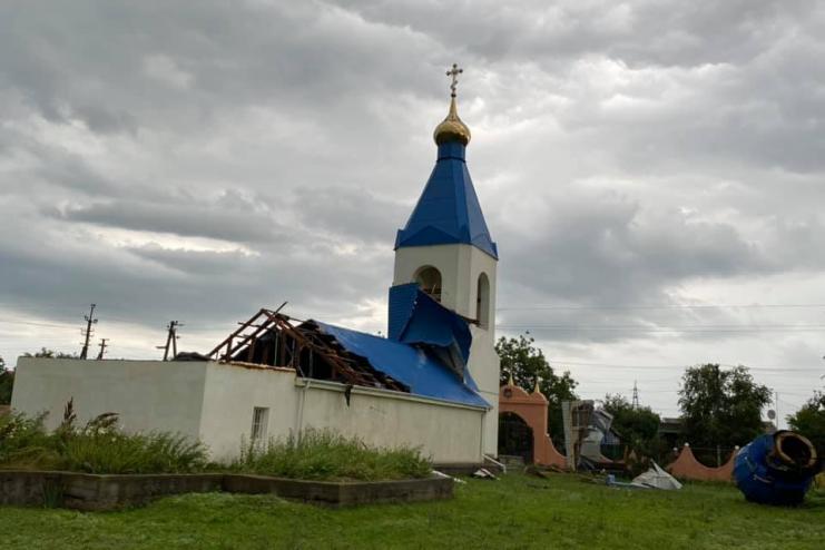 В Одесской области ветром сорвало купол сельской церкви
