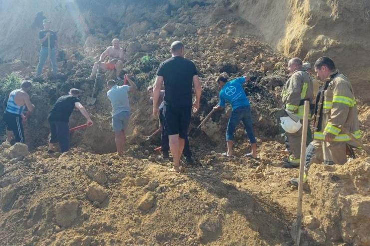 Зсув ґрунту на березі моря в Одеській області: під завалами шукають постраждалих
