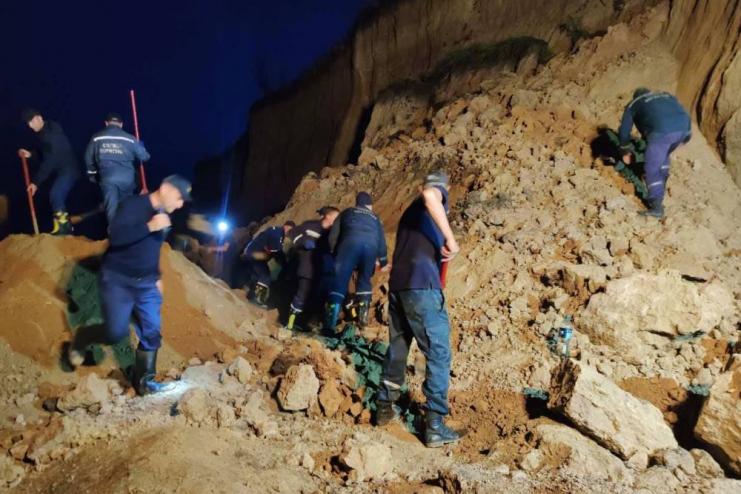 Пошукові роботи на місті обвалу ґрунту в Одеській області тривають: оновлена інформація