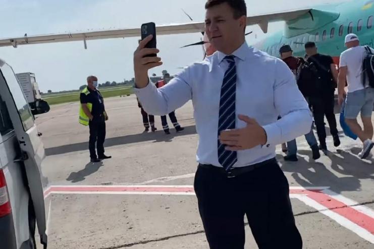 "Мамина радость, папина гордость": из-за нардепа Тищенко задержали вылет самолета 