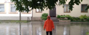 Залило и затопило: последствия двухчасового ливня в Килии (фото и видео)