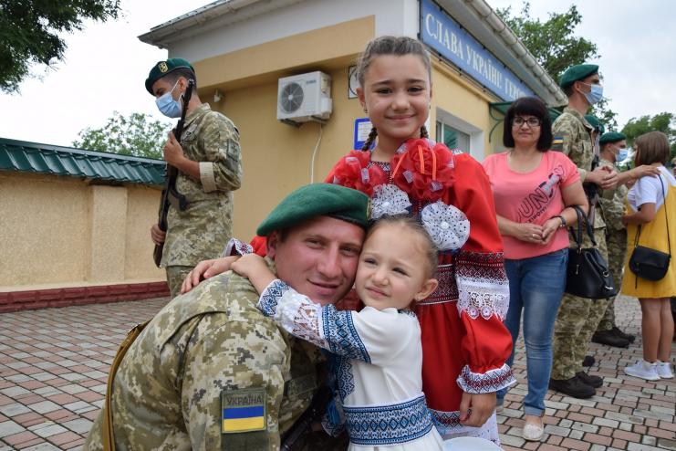 ВІРНІ ВІЙСЬКОВІЙ ПРИСЯЗІ: СИН ПРОДОВЖИВ СПРАВУ БАТЬКІВ-ПРИКОРДОННИКІВ 