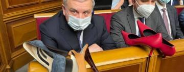 Зеленському та Тарану подарували жіночі туфлі