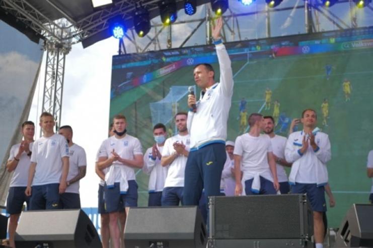 Болельщики встретили сборную Украины в Борисполе (видео)