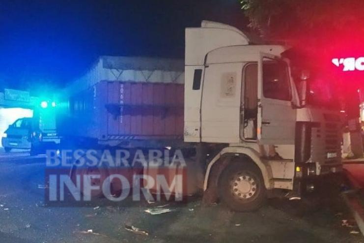 На трассе Одесса-Рени Mitsubishi L200 залетел под зерновоз: погиб водитель пикапа