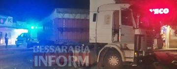 На трассе Одесса-Рени Mitsubishi L200 залетел под зерновоз: погиб водитель пикапа