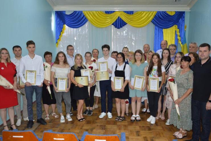 Впервые в Килии выпускников-медалистов наградили стипендиями 
