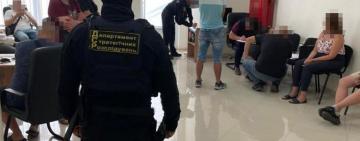 Представлялись співробітниками банку: в Одесі затримали організатора та спільників шахрайської схеми