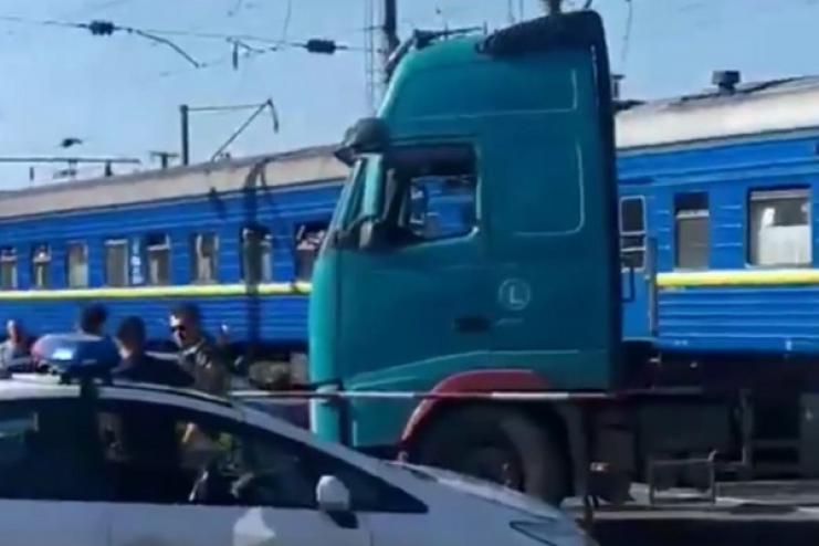 В Одесской области пассажирский поезд столкнулся с фурой (видео)