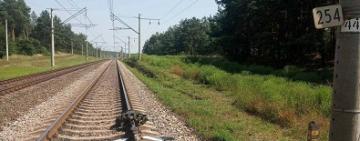 На Одеській залізниці невідомі заблокували колії та розбили вікно поїзда 