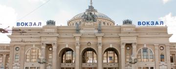  Одеський залізничний вокзал змушують прибрати радянську символіку на своєму фасаді