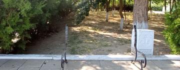 В Сквере Памяти в Килии вандалы повредили лавочки для отдыха (фото)