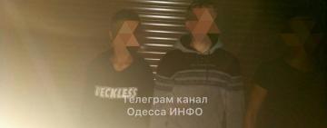 Свет и камеры не помеха: в Приморском ночью подростки разгромили автоматы с игрушками (видео, фото)