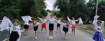 Флешмоб от старшеклассников местного УВК в Малоярославце Первом зарядил позитивом жителей села