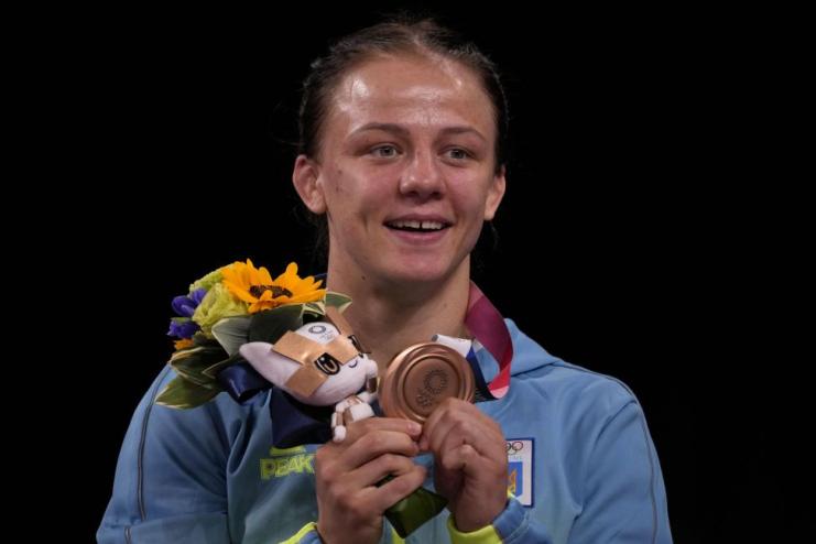 ВДЯЧНІСТЬ: українська призерка Олімпіади-2020, не маючи власного житла, подарувала квартиру тренеру