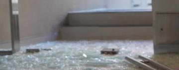  Множественные порезы рук и тела: в одесском ресторане на трехлетнего ребенка упала стеклянная дверь (видео)