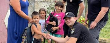 Поліцейські Одещини допомагають родинам зі складними життєвими обставинами зібрати дітей до школи