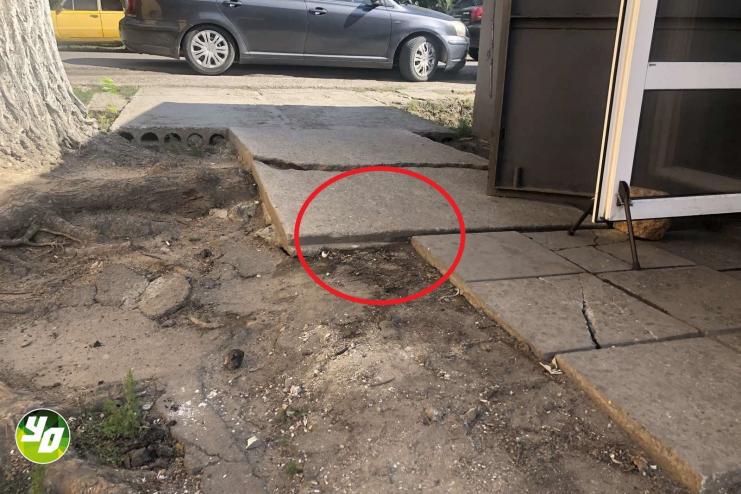 «Никто не реагировал на наши обращения»:  в Арцизе пенсионерка травмировалась при падении 