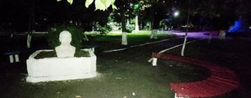 В Одесской области неизвестные установили на клумбе бюст Ленина
