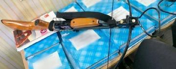 В школе Полтавы женщина устроила стрельбу из арбалета: двое учителей ранены