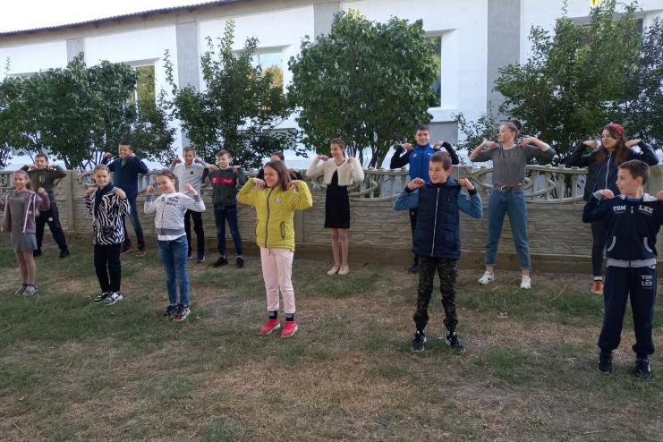 "На зарядку становись!": учащиеся Тарутинской громады по утрам делают зарядку