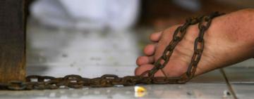 В Болградском районе отчим избил и посадил ребенка на цепь: он получил условный срок