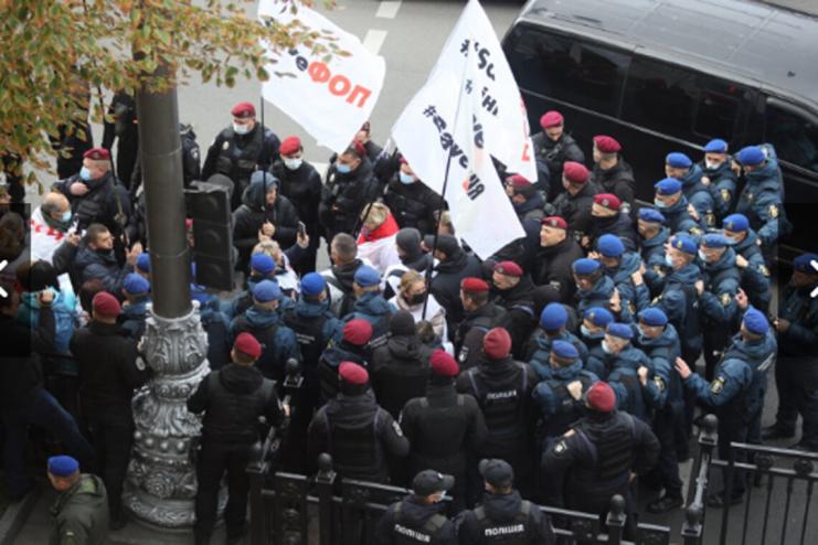 Под Радой прошло сразу несколько митингов: не обошлось без потасовок и задержаний