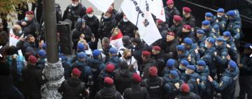 Под Радой прошло сразу несколько митингов: не обошлось без потасовок и задержаний