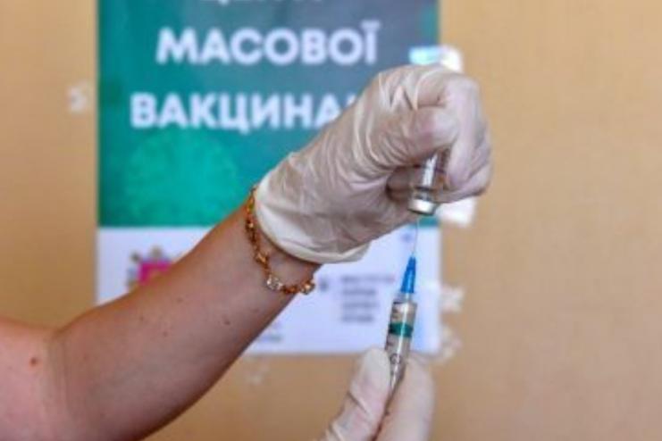 МОЗ запропонувало список професій для обов'язкової COVID-вакцинації
