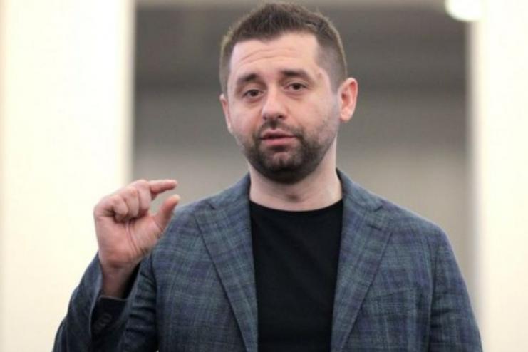 Нова концепція “турборежиму”: Арахамія заявив, що в Трускавці “слугам” вручать Оскар