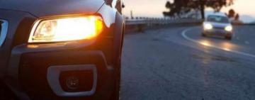 Поліція нагадує водіям, що з 1 жовтня за містом потрібно вмикати фари