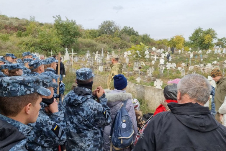 Активісти і волонтери провели суботник на кладовищі Сотниківська Січ В Одесі до Дня Захисника України 