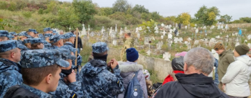 Активісти і волонтери провели суботник на кладовищі Сотниківська Січ В Одесі до Дня Захисника України 