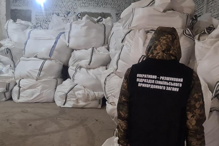 ПРИКОРДОННИКИ В ІЗМАЇЛІ ВИКРИЛИ МАСШТАБНУ СХЕМУ НЕЗАКОННОГО ПЕРЕМІЩЕННЯ ТЮТЮНОВИХ ВИРОБІВ ДО КРАЇН ЄС. ЗНАЙДЕНО СИГАРЕТ НА 27 МІЛЬЙОНІВ ГРИВЕНЬ
