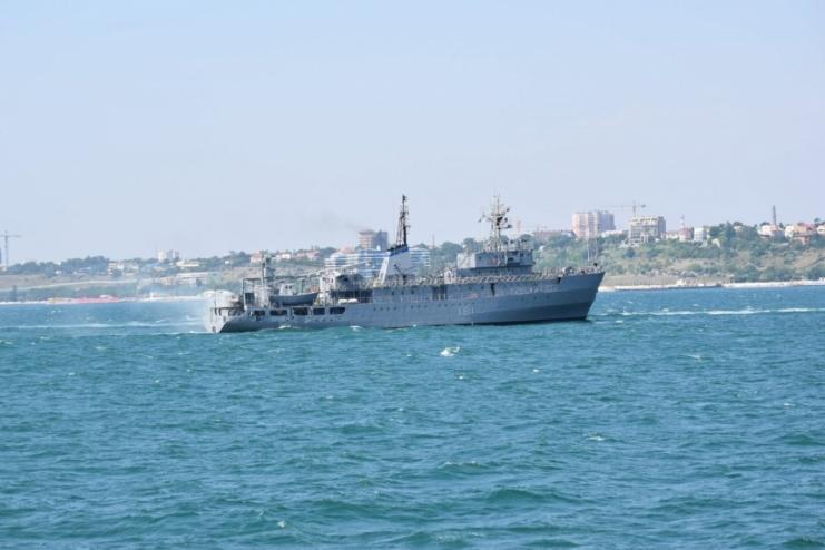 Военный корабль Украины получил повреждения в Черном море: его буксируют в Одессу