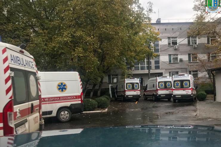 В Измаильской опорной больнице по COVID-19 образовалась очередь из скорых (статистика на 16 октября)