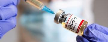 Накануне «красной зоны»: в Одессе образовались огромные очереди на вакцинацию 