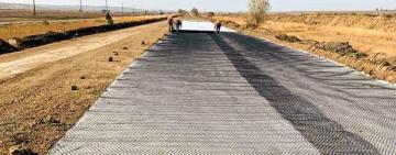 Дорожники укрепляют основание дороги Т-16-27 возле Арциза