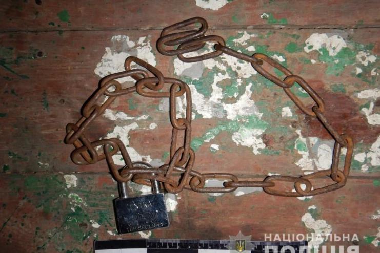 Приковал цепью: житель Аккермана удерживал почти сутки знакомого в теплице