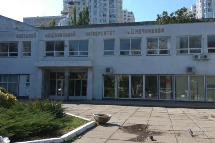 "Красная" зона: почему студенты ОНУ им. Мечникова выходят на очное обучение?