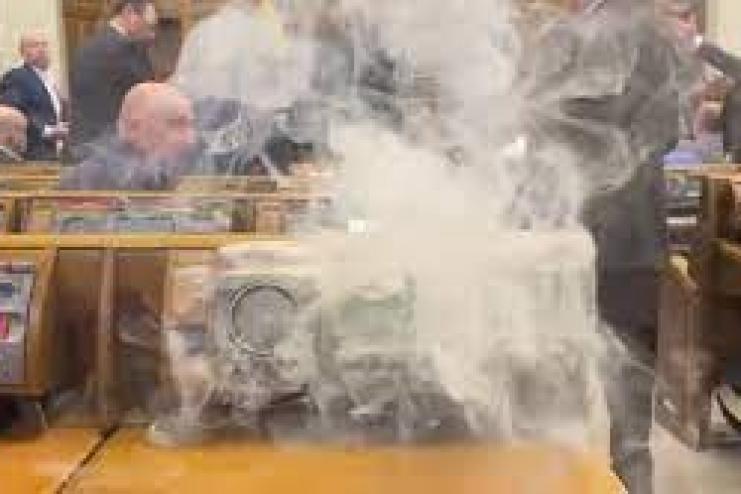 У Верховній Раді сталася надзвичайна подія: спалахнула система голосування (відео)