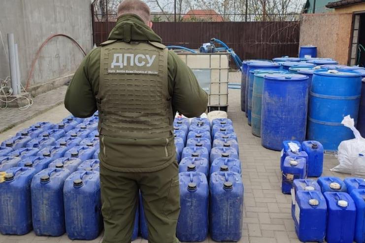 ПРИКОРДОННИКИ ТА ПОЛІЦЕЙСЬКІ В ІЗМАЇЛІ ВИЯВИЛИ ЦЕХ ПО ВИГОТОВЛЕННЮ КОНТРАФАКТНОГО АЛКОГОЛЮ 