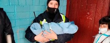 Горе-мать уснула на младенце: как женщина-патрульная спасла ребёнка