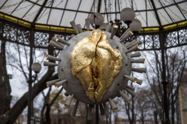 В Одессе установили необычный арт-объект: скульптура имеет форму коронавируса и женского полового органа