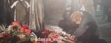 В Киеве  пенсионер ел хлеб с мемориала жертвам Голодоморов