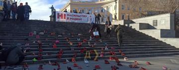  Сто пар червоного взуття: в Одесі на Потьомкінських сходах відбулася акція проти насильства в сім'ї 